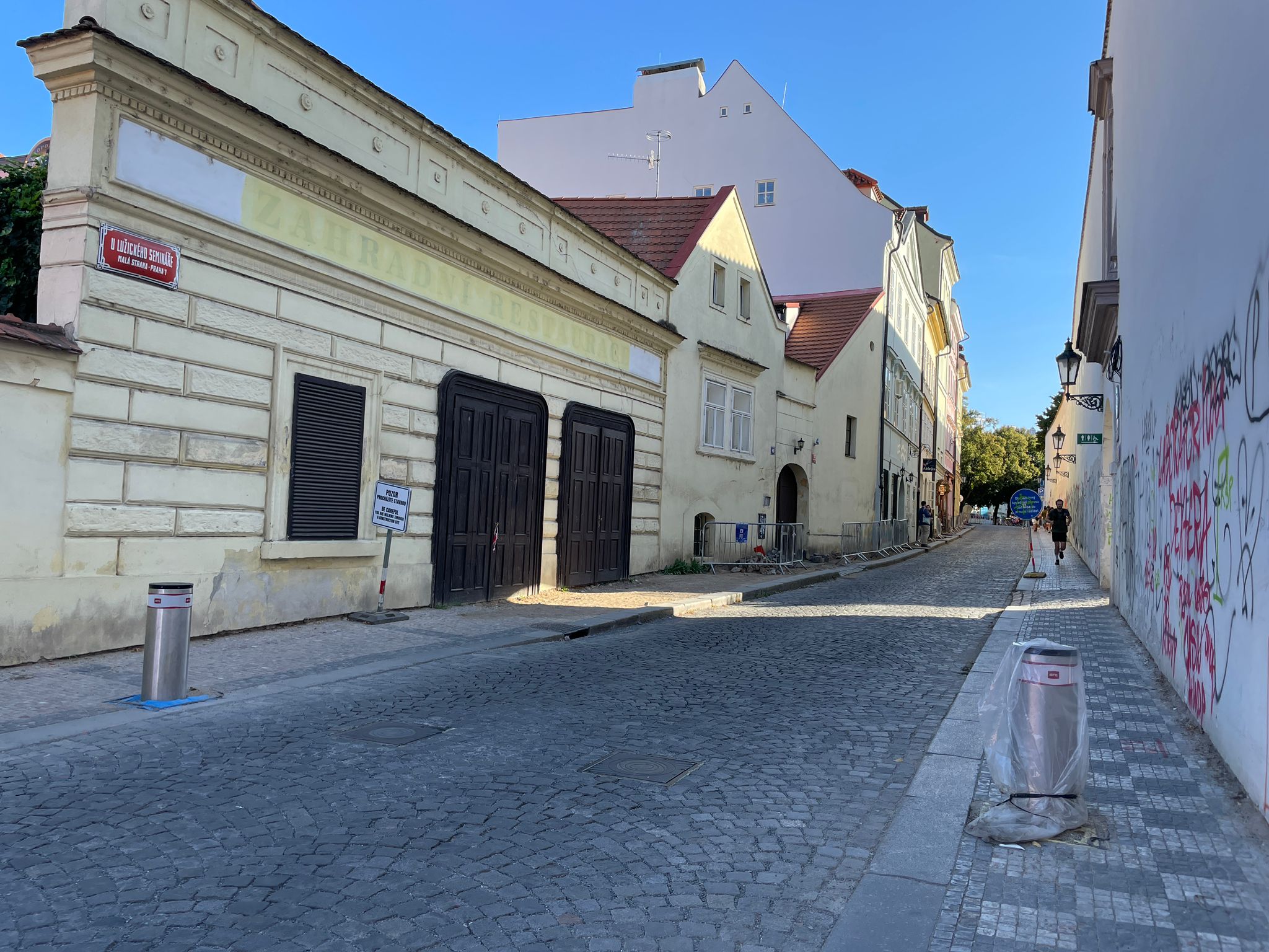 Vysouvací sloupky v ulici U Lužického semináře. Foto: Zdopravy.cz / Vojtěch Očadlý