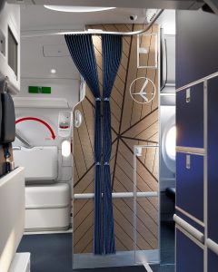 Pohled do kabiny Airbusu A220 LOT Polish Airlines.
Zdroj: LOT