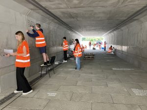 Umělecká instalace veršů s názvem Ti, kteří prošli v novém podchodu pod kolejištěm v Liberci. Foto: Liberec.cz