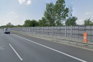 Protihluková stěna na D11 u obce Sány. Foto: Google Street View