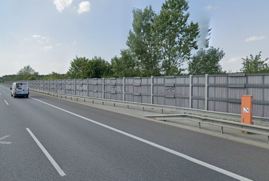 Protihluková stěna na D11 u obce Sány. Foto: Google Street View