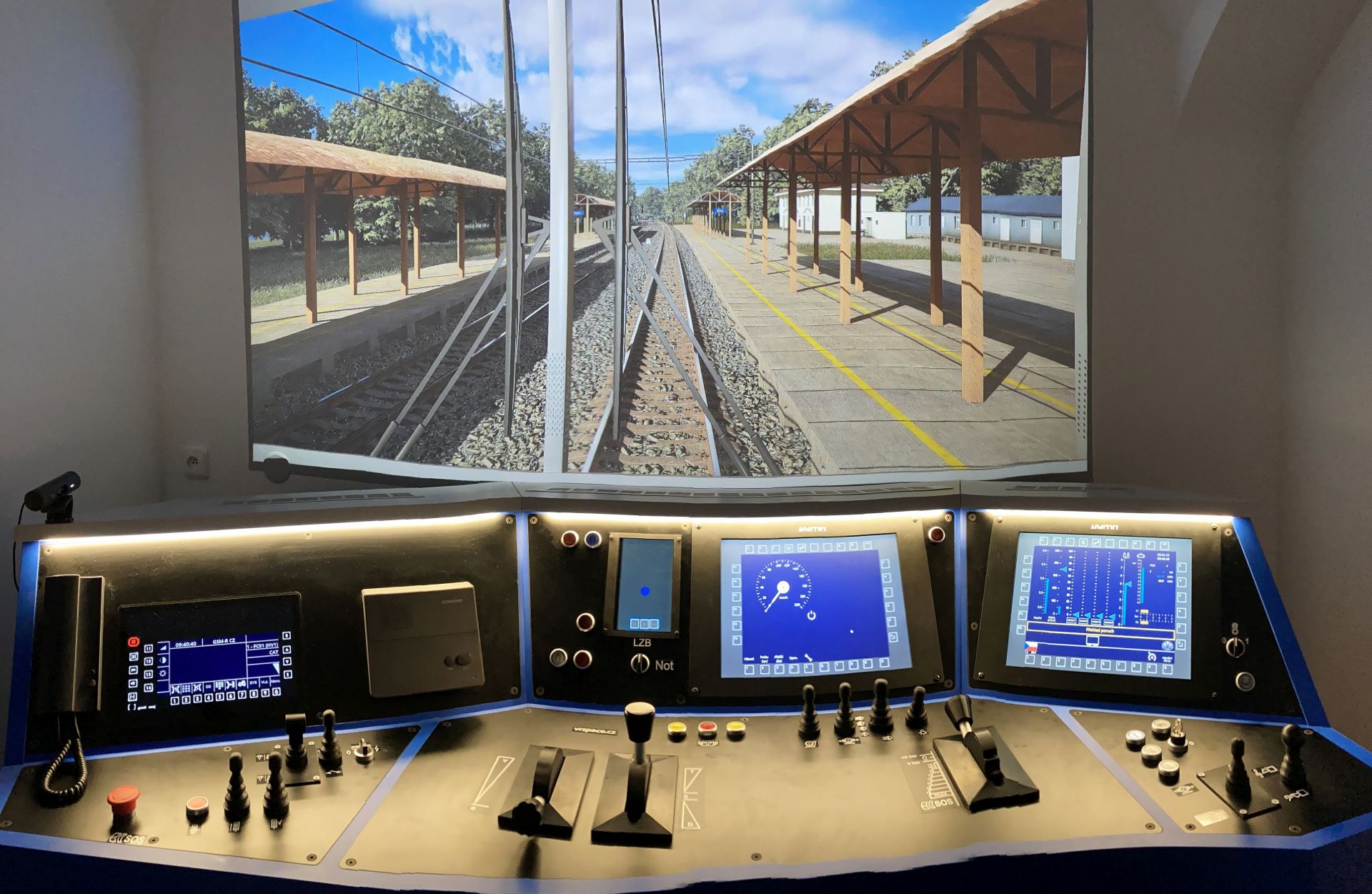 Simulátor pro výcvik strojvedoucích. Pramen: LokoTrain