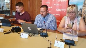 Adam Lenert (ANO) si na tiskové konferenci stěžuje, že policie pokutuje řidiče za špatné parkování. Foto: Liberec.cz / Facebook.com