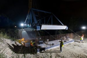 Usazování Faltusova mostu. Foto: P. Eret / Plzen.eu