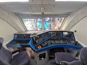 Stanoviště strojvedoucího lokomotivy Siemens Vectron s maximální provozní rychlostí 230 km/h v barvách ČD. Foto: Zdopravy.cz