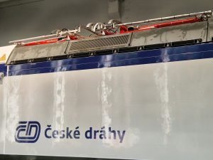 Trakční sběrač lokomotivy Siemens Vectron s maximální provozní rychlostí 230 km/h v barvách ČD. Foto: Zdopravy.cz