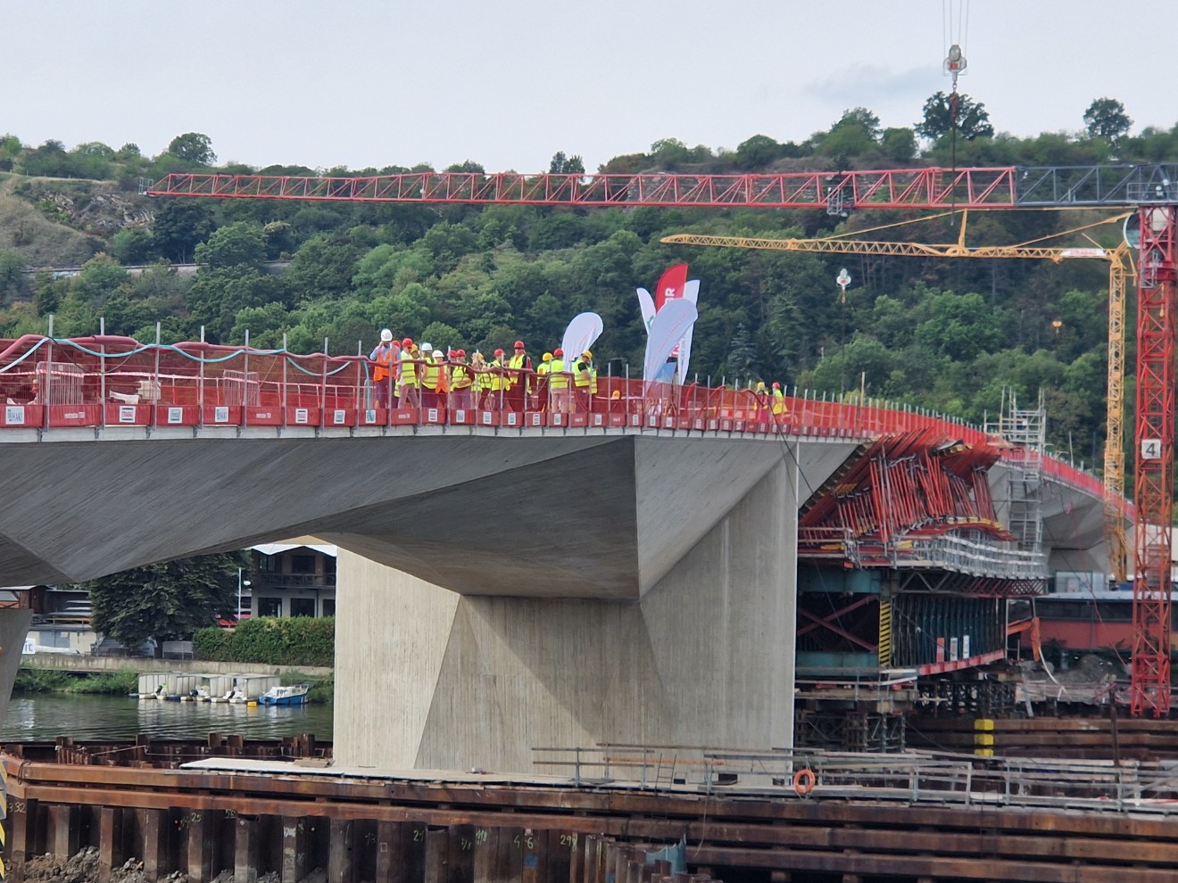 Kontrolní den na dokončovaném Dvoreckém mostě v Praze (10. září 2025). Foto: Zdopravy.cz