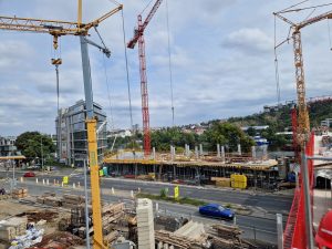 Kontrolní den na dokončovaném Dvoreckém mostě v Praze (10. září 2025). Foto: Zdopravy.czKontrolní den na dokončovaném Dvoreckém mostě v Praze (10. září 2025). Foto: Zdopravy.cz