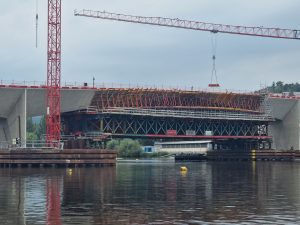 Poslední dokončované pole Dvoreckého mostu v Praze (10. září 2025). Foto: Zdopravy.cz