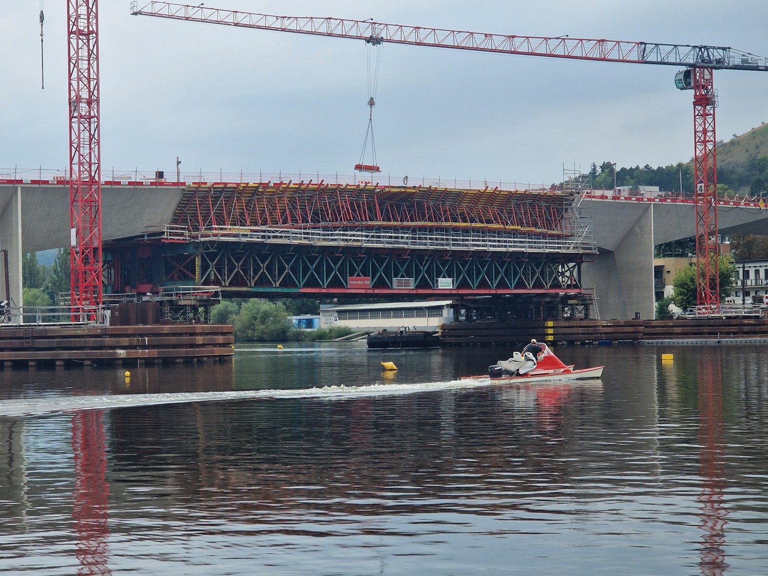 Poslední dokončované pole Dvoreckého mostu v Praze (10. září 2025). Foto: Zdopravy.cz