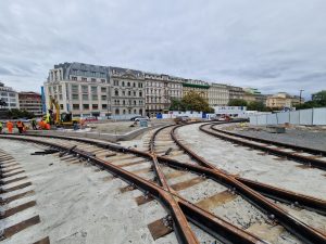 Přestavba Václavského náměstí spojená s návratem tramvajové trati (stav v září 2025). Foto: Zdopravy.cz / Jan Nevyhoštěný