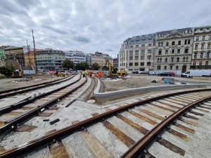 Přestavba Václavského náměstí spojená s návratem tramvajové trati (stav v září 2025). Foto: Zdopravy.cz / Jan Nevyhoštěný