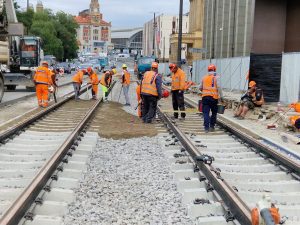 Přestavba Václavského náměstí spojená s návratem tramvajové trati (stav v září 2025). Foto: Zdopravy.cz / Jan Nevyhoštěný