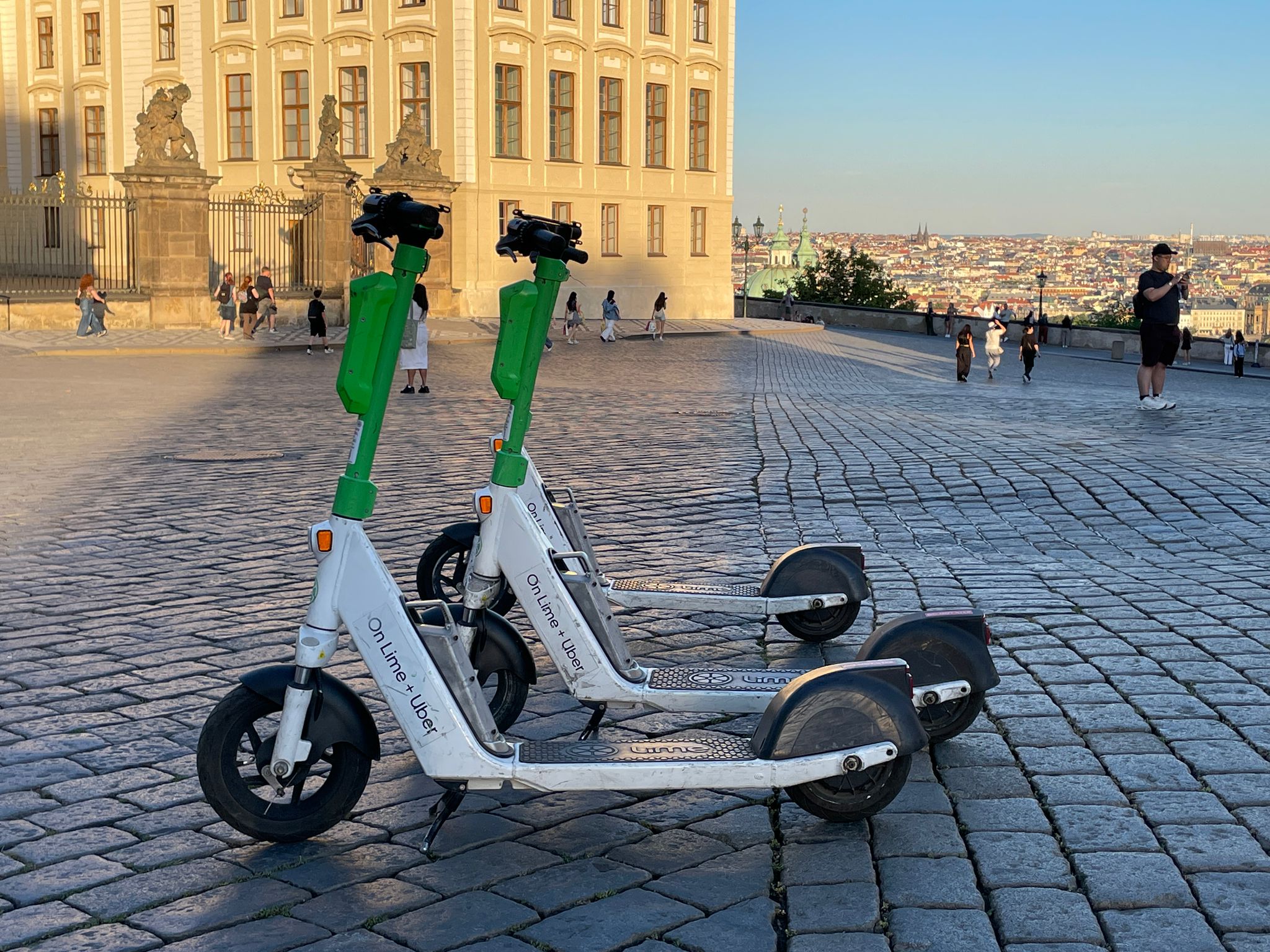 Elektrokoloběžky Lime v Praze. Foto: Zdopravy.cz / Vojtěch Očadlý