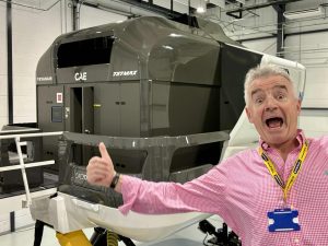 Šéf Ryanairu Michael O´Leary u simulátoru Boeingu 737-8200. Foto: Zdopravy.cz / Vojtěch Očadlý