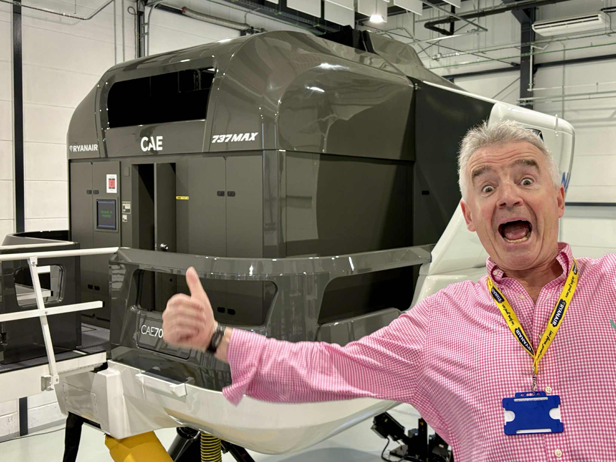 Šéf Ryanairu Michael O´Leary u simulátoru Boeingu 737-8200. Foto: Zdopravy.cz / Vojtěch Očadlý