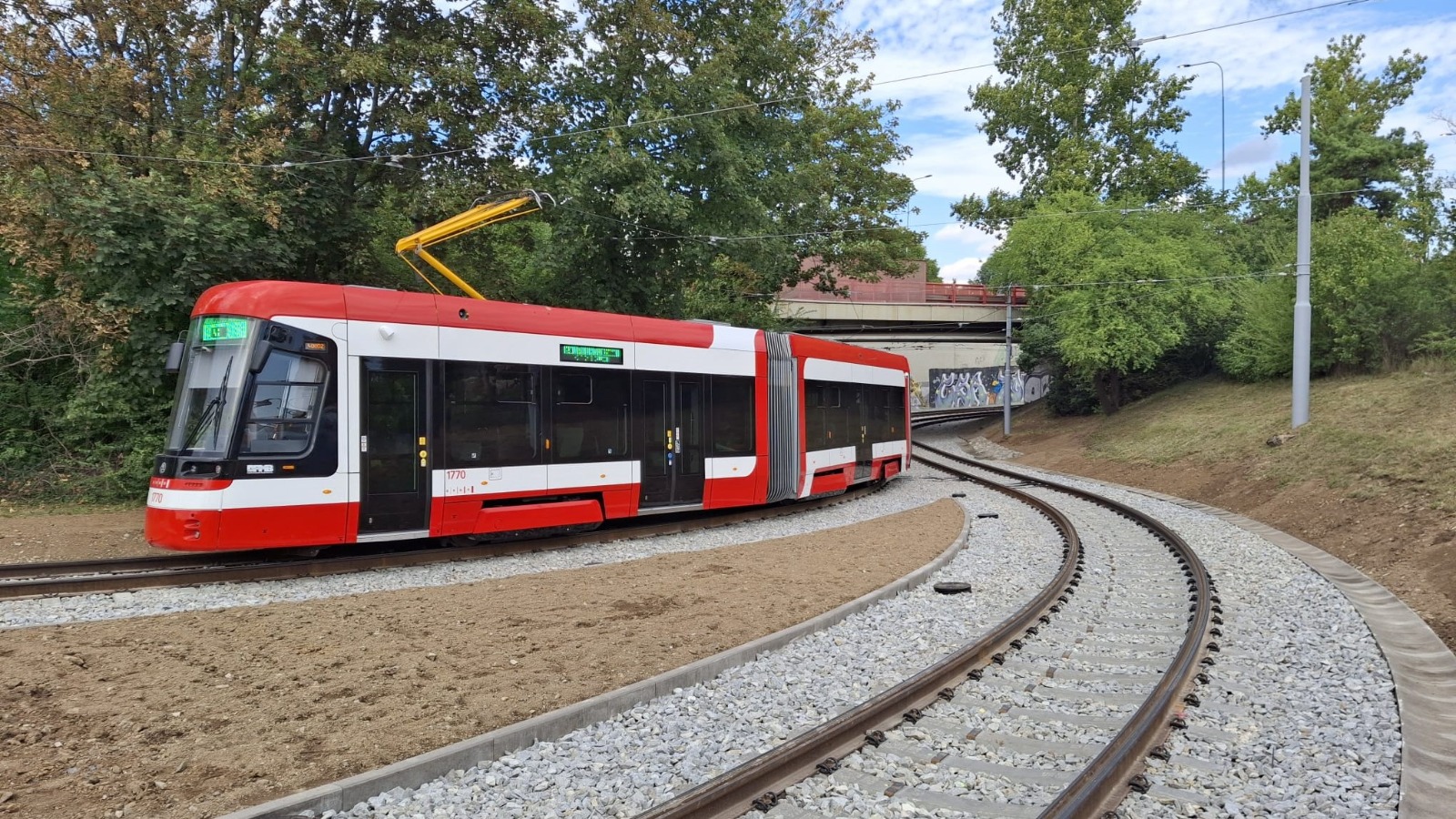 Modernizovaná tramvajová trať do Modřic. Foto: Skanska