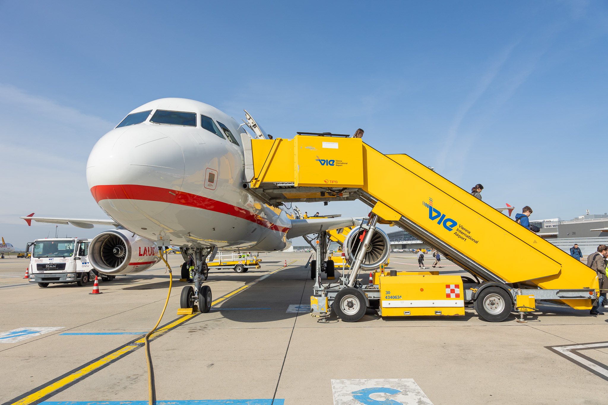 Airbus letecké společnosti Lauda, dcery Ryanairu. Foto z Letiště Vídeň. Zdroj: Julian Jäger