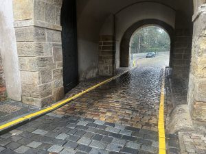 Obnovené a záhy zrušené vodorovné dopravní značení v Táborské bráně na Vyšehradě. Foto: NKP Vyšehrad