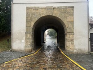Obnovené a záhy zrušené vodorovné dopravní značení v Táborské bráně na Vyšehradě. Foto: NKP Vyšehrad