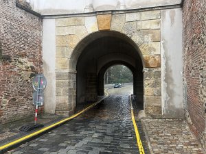 Obnovené a záhy zrušené vodorovné dopravní značení v Táborské bráně na Vyšehradě. Foto: NKP Vyšehrad