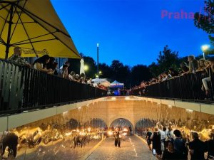 Zdrcadlové výtvarné dílo na žižkovské straně pěšího tunelu pod Vítkovem. Foto: Praha 3