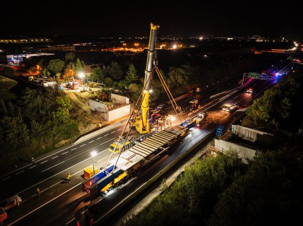 Instalace nosníků mostu přes D11 u Jiren. Foto: Krajská správa a údržba silnic Středočeského kraje