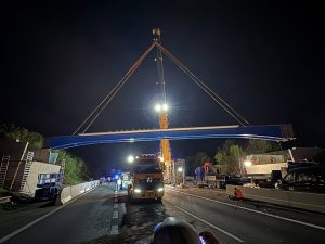 Instalace nosníků mostu přes D11 u Jiren. Foto:  Krajská správa a údržba silnic Středočeského kraje