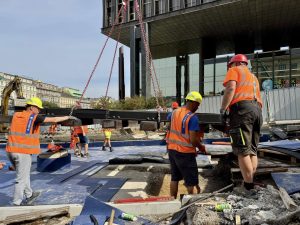 Pokládka výhybek v muzejní oáze na TT Václavské náměstí.
Zdroj: DPP