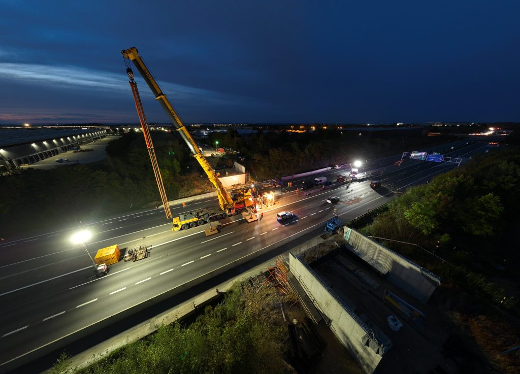 Instalace nosníků mostu přes D11 u Jiren. Foto: Krajská správa a údržba silnic Středočeského kraje