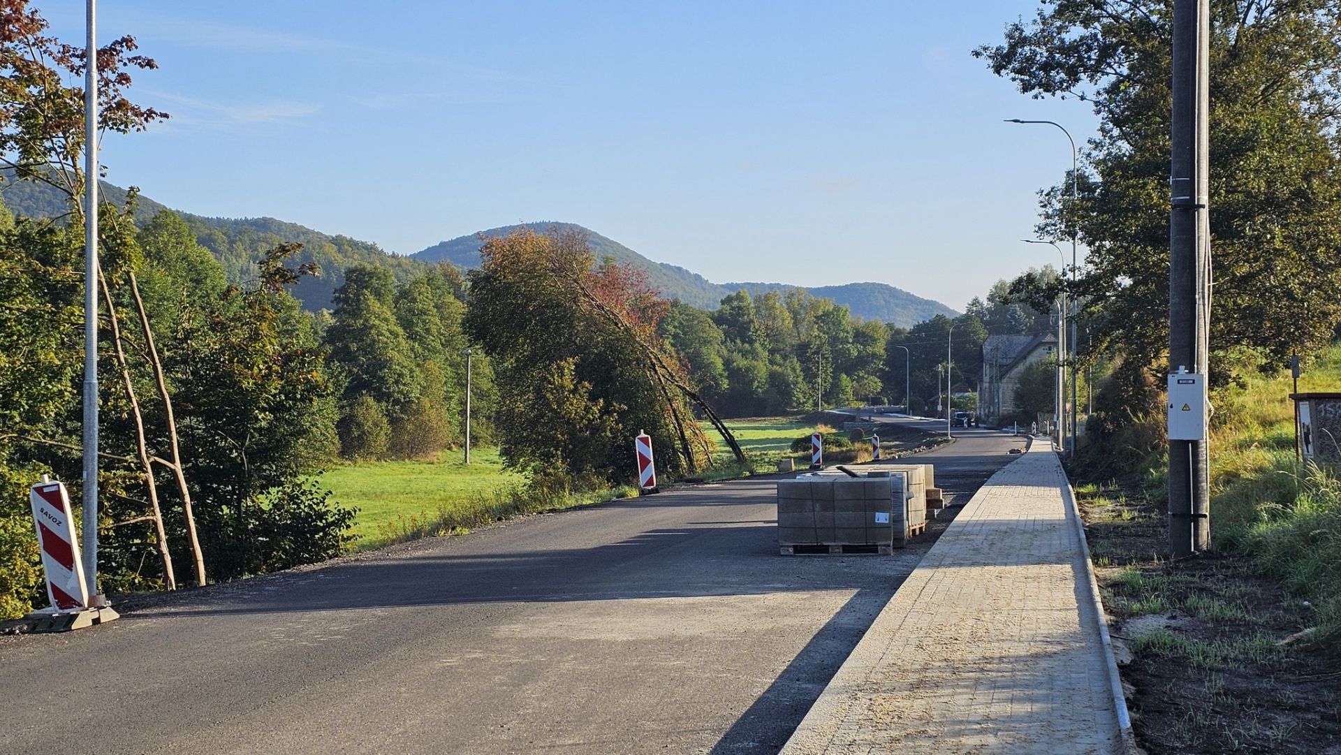 Oprava silnice mezi Mníškem a Oldřichovem v Hájích. Foto: Jan Sviták / Facebook.com