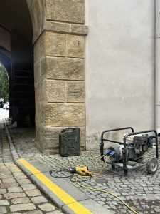 Obnovené a záhy zrušené vodorovné dopravní značení v Táborské bráně na Vyšehradě. Foto: NKP Vyšehrad