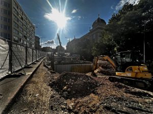 Budování tramvajové trati přes magistrálu nad Národním muzeem. Foto: TSK