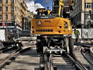 Budování tramvajové trati přes magistrálu nad Národním muzeem. Foto: TSK