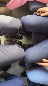 Sezení v zaplněném kupé nového vozu PKP Intercity. Foto: Piotr Rachwalski / Facebook.com
