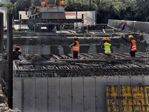 Budování tramvajové trati přes magistrálu nad Národním muzeem. Foto: TSK