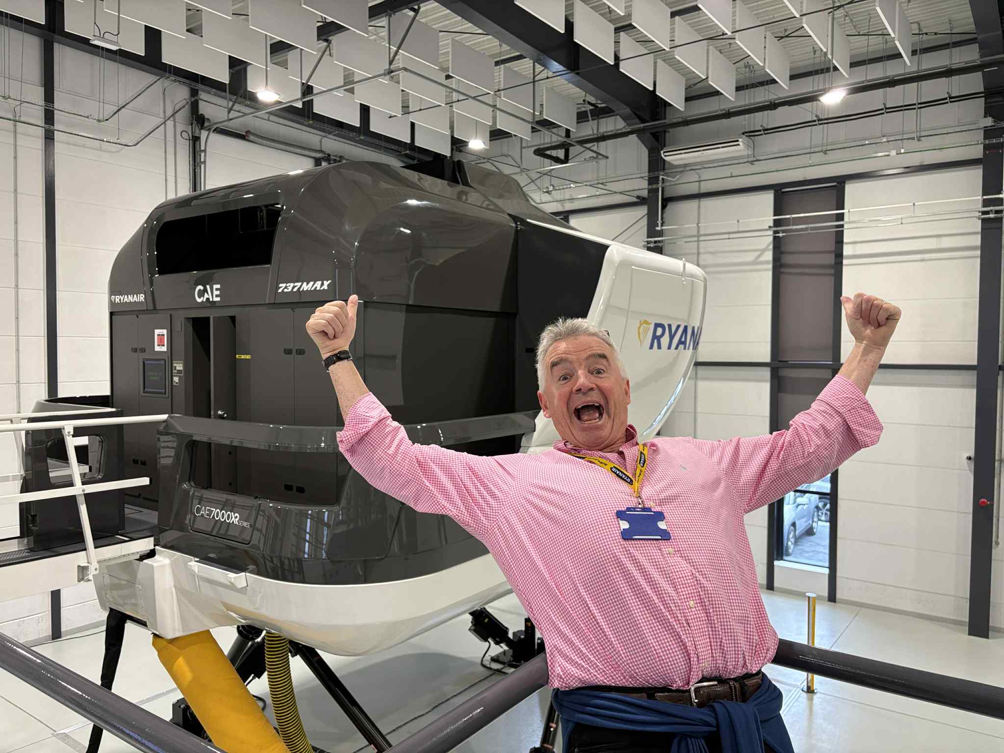 Šéf Ryanairu Michael O´Leary u simulátoru Boeingu 737-8200. Foto: Zdopravy.cz / Vojtěch Očadlý