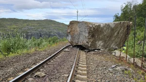 Sesunutý balvan na Ofotbanen. Foto: Bane Nor