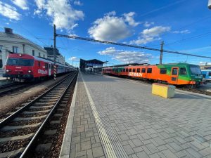 Push-pull rkouských drah a motorák GW Trainu v Českých Budějovicích. Autor: Zdopravy.cz/Jan Šindelář