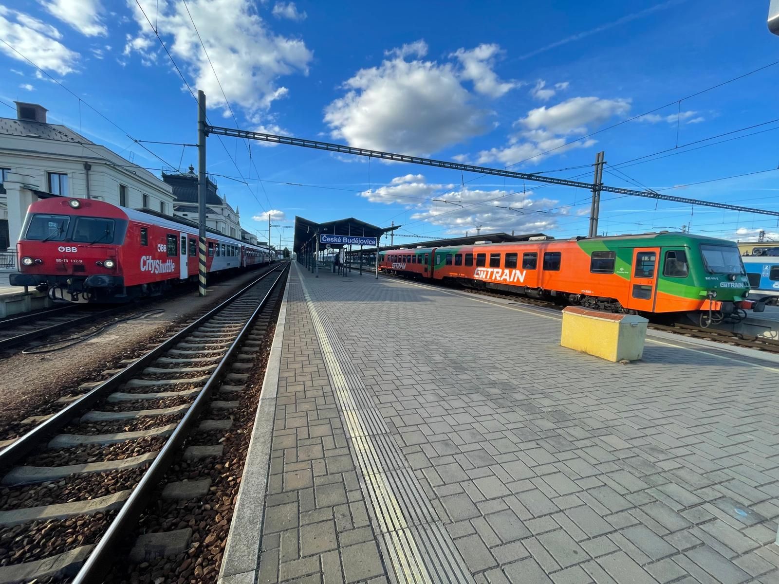 Push-pull rkouských drah a motorák GW Trainu v Českých Budějovicích. Autor: Zdopravy.cz/Jan Šindelář
