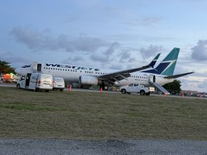 Poškozený Boeing 737-800 na letišti St. Maarten. Foto: 721news/X.com