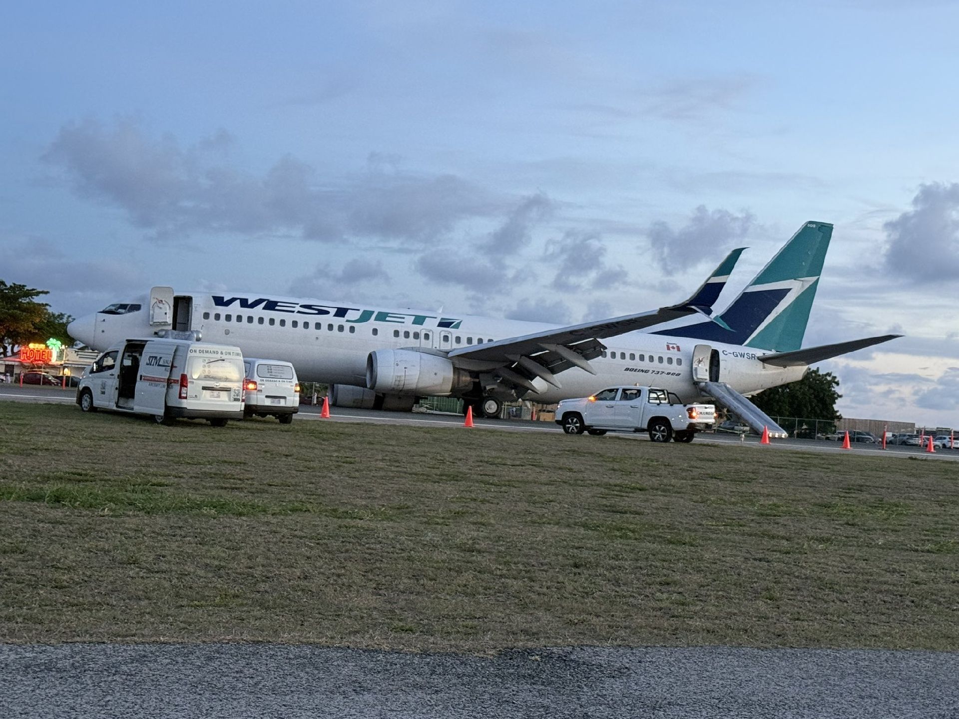 Poškozený Boeing 737-800 na letišti St. Maarten. Foto: 721news/X.com