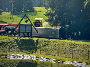 Nehoda autobusu ve Starých Hamrech. Foto: Policie ČR