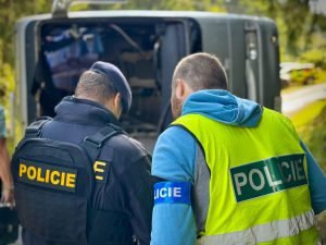 Nehoda autobusu ve Starých Hamrech. Foto: Policie ČR