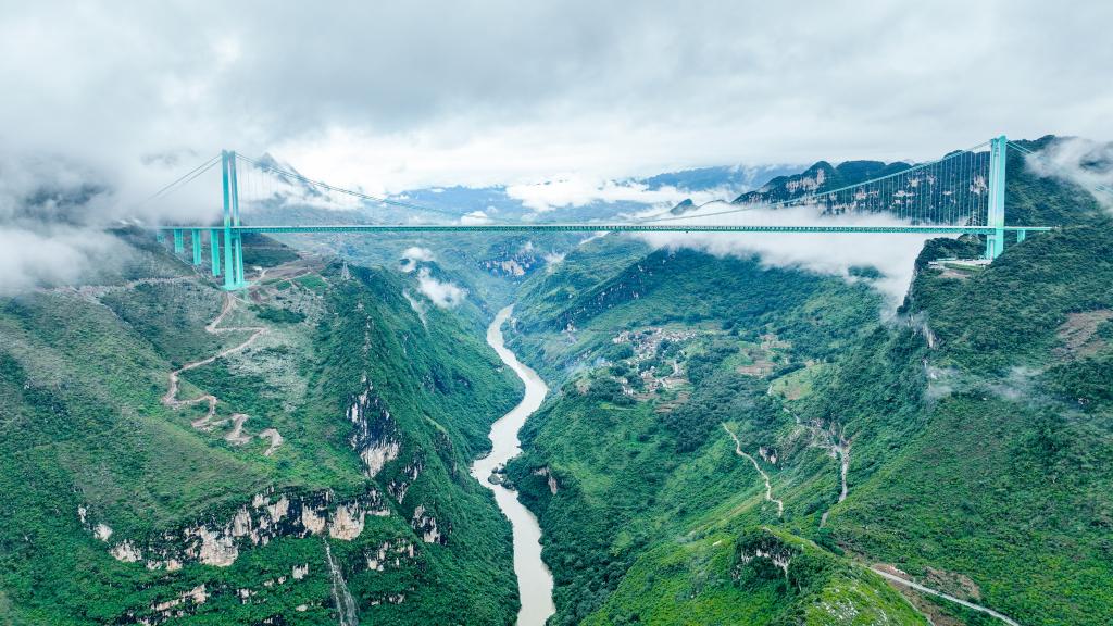 Most Huajiang Grand Canyon. Foto: Xinhua