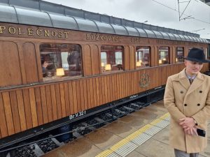 Zkušební jízda projektu gestronomických zážitkových jízd společnosti JLV. Rekonstruovaný jídelní vůz vagonky Ringhoffer je z roku 1906. Foto: Zdopravy.cz / Jan Nevyhoštěný