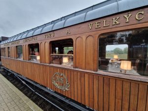 Zkušební jízda projektu gestronomických zážitkových jízd společnosti JLV. Rekonstruovaný jídelní vůz vagonky Ringhoffer je z roku 1906. Foto: Zdopravy.cz / Jan Nevyhoštěný
