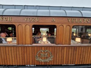 Zkušební jízda projektu gestronomických zážitkových jízd společnosti JLV. Rekonstruovaný jídelní vůz vagonky Ringhoffer je z roku 1906. Foto: Zdopravy.cz / Jan Nevyhoštěný