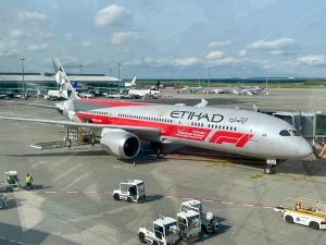 Boeing 787 Dreamliner Etihad Airways a Letiště Praha. Foto: Zdopravy.cz / Vojtěch Očadlý