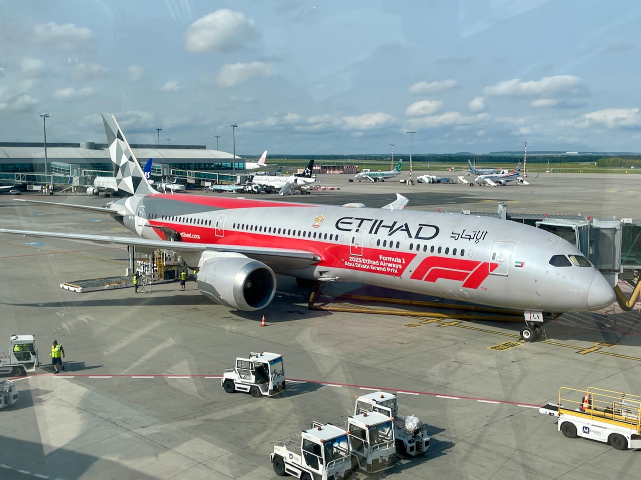 Boeing 787 Dreamliner Etihad Airways a Letiště Praha. Foto: Zdopravy.cz / Vojtěch Očadlý